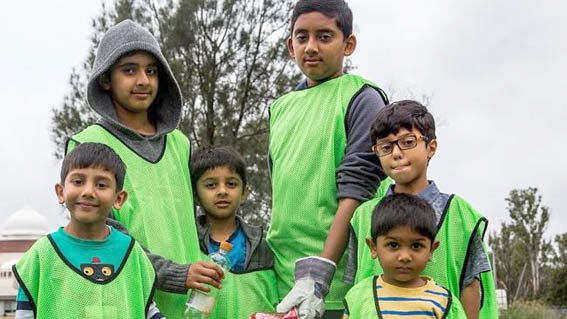 Members of Ahmadiyya Muslim Youth Australia joined forces with other community groups on Clean Up Australia Day. Photo courtesy Ahmadiyya Muslim Youth.